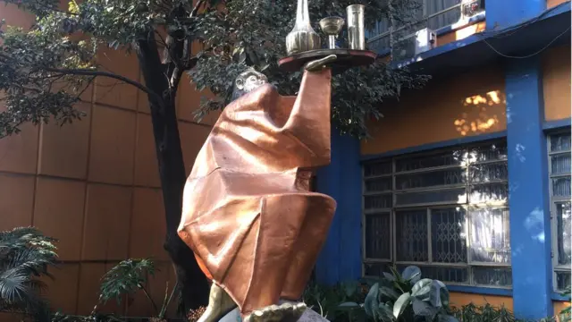 नेपाल वायुसेवा निगम परिसरमा राखिएको यतीको मूर्ती