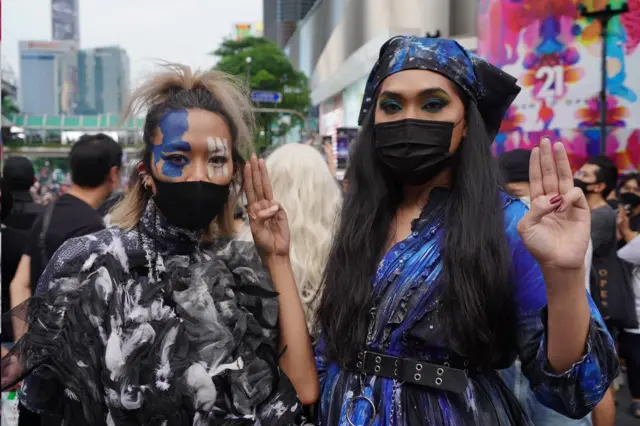 "คริมซัน ควีน" และเพื่อนสาว