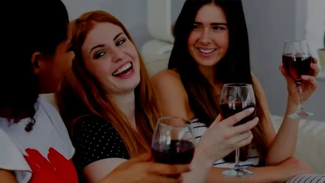 మద్యం తాగుతున్న మహిళలు