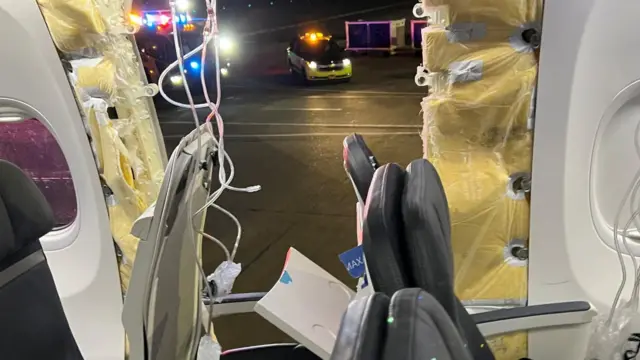 飛機安全著陸後拍攝的機身破裂的景象