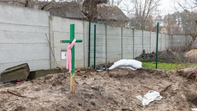 хрест могила буча