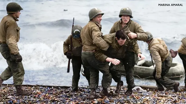 Médicos americanos auxiliam soldados feridosbetano friendspraia da Normandia, na França, durante a 2ª Guerra Mundial