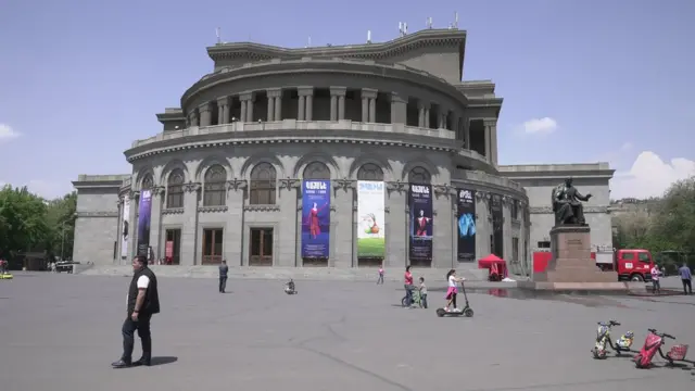 1933 yılında açılan Erivan Opera Tiyatrosu, kentin en görkemli yapıları arasında yer alıyor. Binanın önünde, Özgürlük Meydanı bulunuyor.