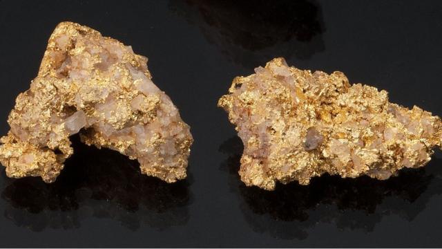 Duas pepitas de ouro extraídas de local próximo ao Pico do Jaraguá