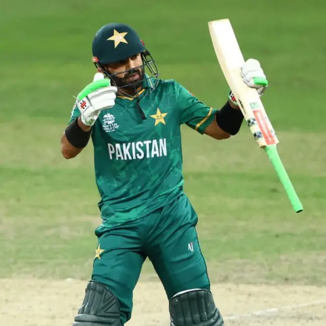 অর্ধশত রান করার পর ব্যাট তুলে দর্শকদের করতালির জবাব দিচ্ছেন পাকিস্তানের মুহাম্মদ রিজওয়ান।