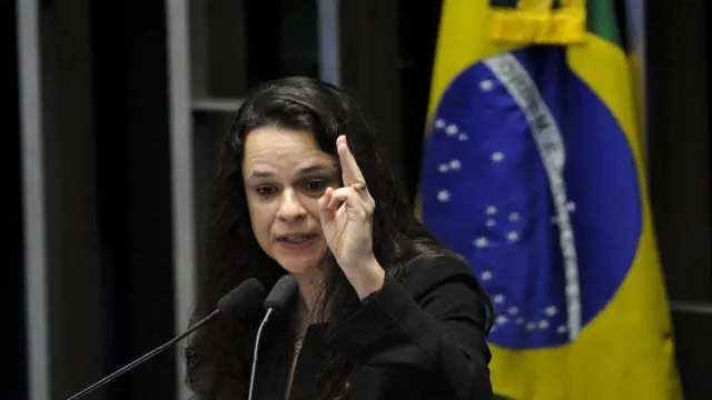 Janaina Paschoal fala no plenário,melhores sites de estatisticas para apostasfrente a bandeira do Brasil, no julgamento do impeachmentmelhores sites de estatisticas para apostasDilma Rousseffmelhores sites de estatisticas para apostas2016