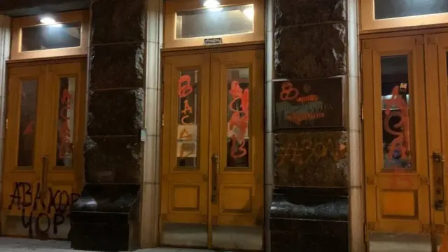 Офіс президента розмалювали