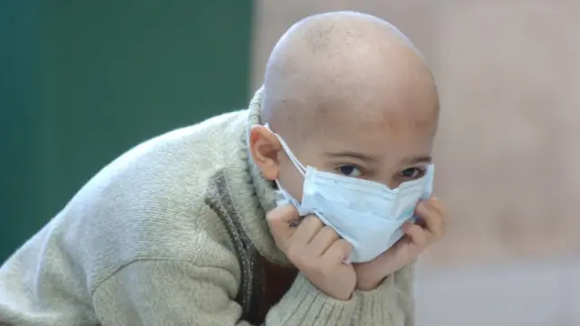 Пациент НИИ детской онкологии и гематологии РОНЦ им. Н.Блохина на открытии детского городка, построенного фондом Натальи Водяновой «Обнаженные сердца». Москва, ноябрь 2008 года.