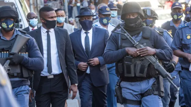 Le ministre de la police, Bheki Cele, avant la comparution de Nafiz Modack et de ses co-accusés devant le tribunal de première instance du Cap, le 3 mai 2021.