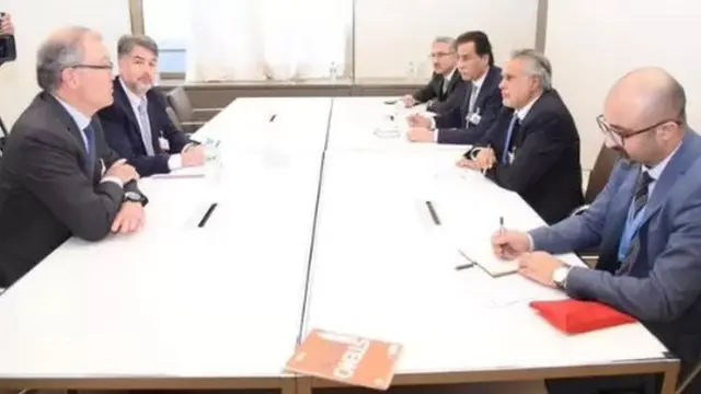 पाकिस्तानी अधिकारी एक बैठक में