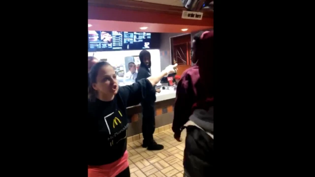 Telefoon ayaa lagu duubay qof ka mi dah shaqaalaha makhaayadda oo ku qaylinaya dhallinyarada