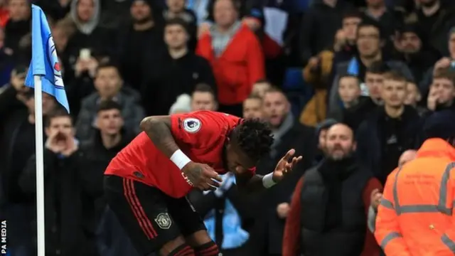 Fred yari agiye gutera umupira wo mu mfuruka igihe ako kabi kaba