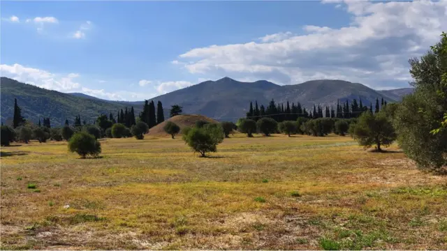 Neuobičajeno za to doba, Atinski i Platejski ratnici koji su izgubili živote u Maratonskoj bici sahranjeni su u humkama. Te grobnice i danas postoje