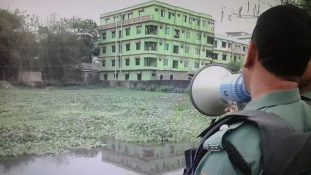 আতিয়া ভবনের দুই তলা থেকে পাঁচ তলা পর্যন্ত প্রায় ২৮ টি পরিবারকে উদ্ধারের কাজ শুরু হয় শনিবার সকালে।