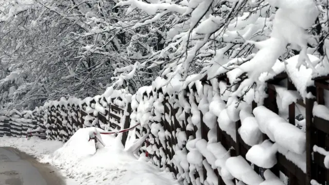 ซาราเยโวเมืองหลวงของบอสเนีย และเฮอร์เซโกวีนา เมื่อสองสามวันก่อนหิมะที่ตกหนายังคงปกคลุมต้นไม้ กิ่งไม้ และรั้ว ถ่ายเมื่อ 5 ธ.ค.2017