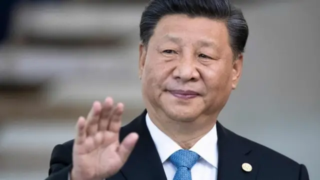 Xi Jinping acena