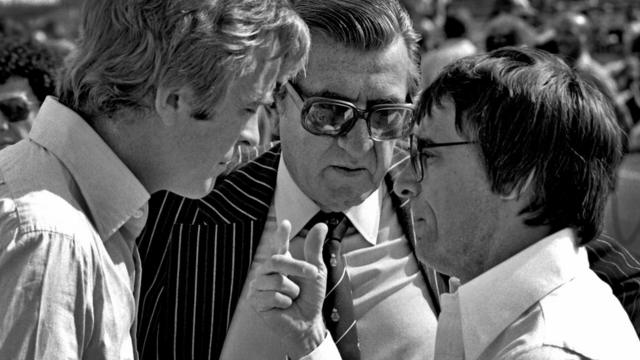Max Mosley, Jean-Marie Balestre (entonces presidente de la FIA) y Bernie Ecclestone conversan en 1976.