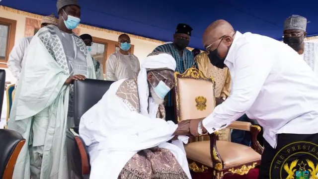 Ghana President Nana Akufo-Addo wit National Chief Imam, Sheikh Osman Nuhu Sharabutu for di forecourt of di National Mosque for Ghana complex to celebrate di Eid-ul-Adha.