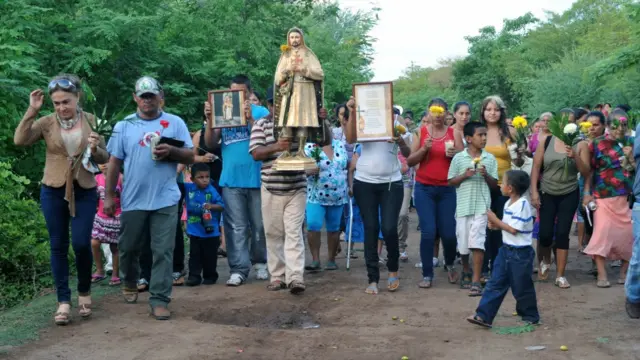 Seguidores del cartel semi religioso en Michoacán.