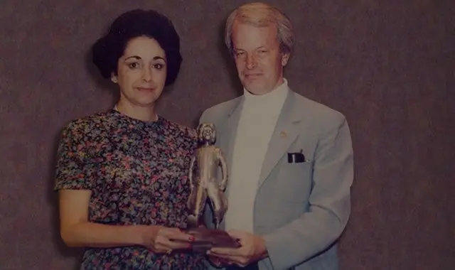 Yolanda Fernández de Cofiño recibiendo el premio Ronald de plata.