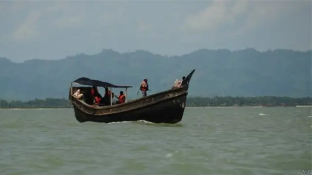 মিয়ানমার সীমান্তবর্তী নাফ নদীতে দেশী ইঞ্জিনের নৌকায় বাংলাদেশ কোস্ট গার্ডের টহল (ফাইল ছবি)
