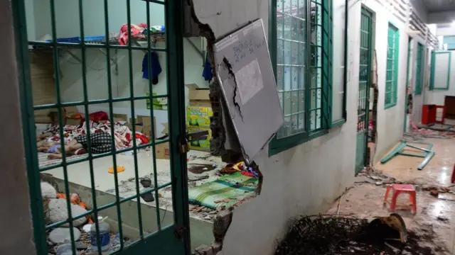 Trại bị đập phá
