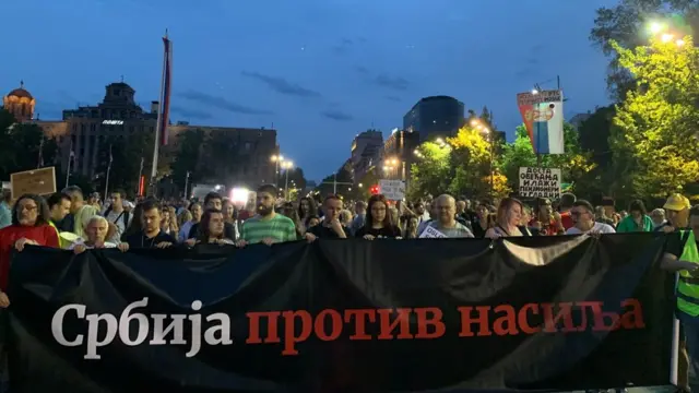 Уз пиштаљке и повике Оставке" и „Вучићу одлази" окупљени су прошетали београдским улицама и 22. јула, скоро три месеца после масвних убистава