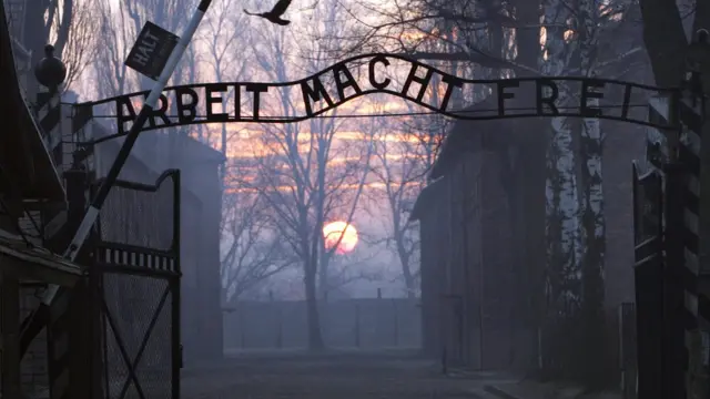 Ворота концтабору Аушвіца зі знаком Arbeit Macht Frei ("Work Makes You Free", "Робота зробить вас вільними")