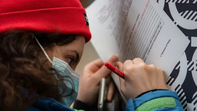 Дівчина на залізничній станції в Мілані