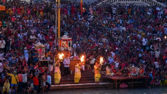 কুম্ভমেলা উপলক্ষে হরিদ্বারে সমাগম হয়েছে লক্ষ লক্ষ পুণ্যার্থীর