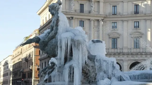 Una fuente cubierta de hielo en Roma, el nueve de enero de 2017.