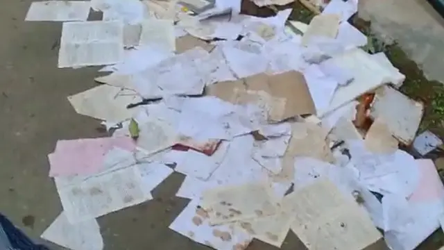 ایک وکیل کے گھر میں توڑ پھوڑ کے بعد کا منظر