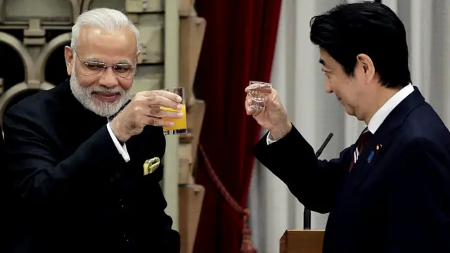 अपने जापानी समकक्ष के साथ प्रधानमंत्री नरेंद्र मोदी