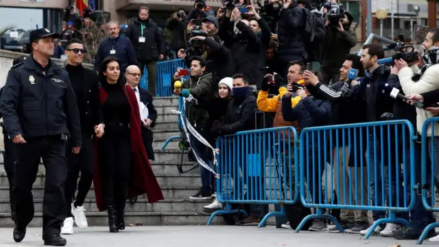 عدد كبير من الصحفيين والمصورين قابل رونالدو عند وصوله