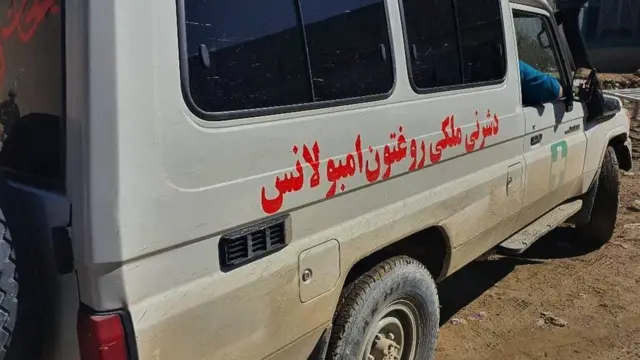 Un vehículo en la clínica dañada de Gyan