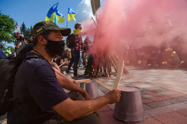 Біля Верховної Ради регулярно відбуваються мітинги на захист української мови 