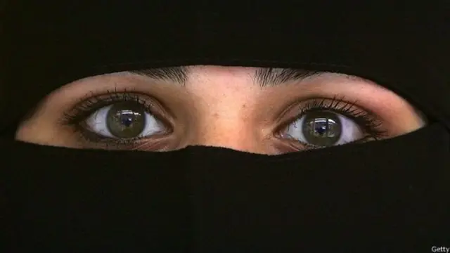 नक़ाब में महिला की आंखें