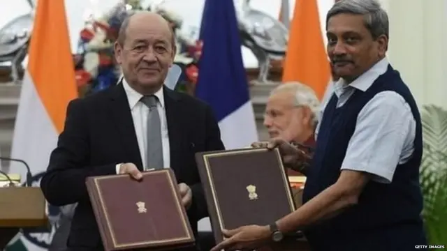 रफाल करारावर सह्या झाल्या तेव्हा मनोहर पर्रिकर संरक्षण मंत्री होते.