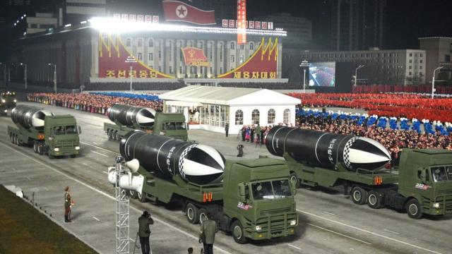 Exhibición de misiles en un desfile militar de enero de 2021
