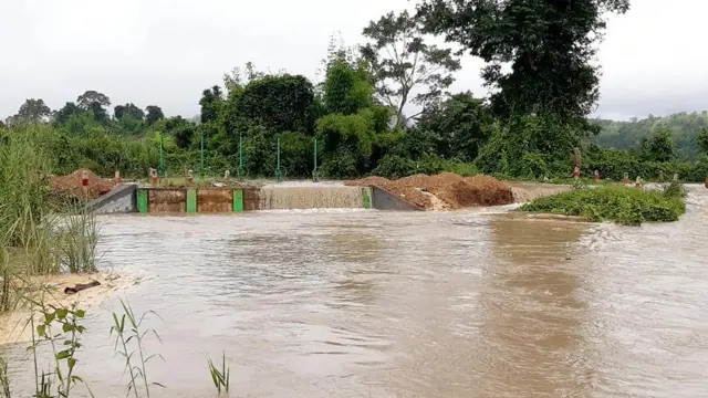 ခန္တီးမြို့ရေထိန်းတံခါးကို ရေကျော်နေ