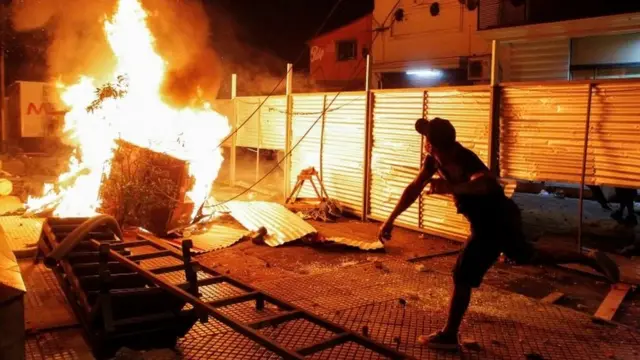 Un hombre durante la violencia vivida en Asunción.