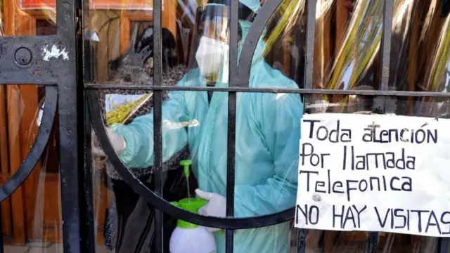 Hombre con traje de bioseguridad