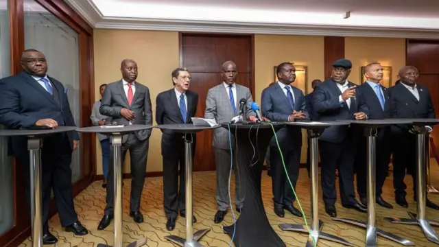 Jean-Pierre Bemba, Adolphe Muzito, Alan Doss, président de la Fondation Kofi Anna, Martin Fayulu, Freddy Matungulu, Felix Tshisekedi, Moise Katumbi et Vital Kamerhe tiennent une conférence de presse à Genève le 11 novembre 2018 à la suite de la désignation du candidat présidentiel conjoint Martin Fayulu