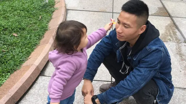 Bé Lila cùng bố ở Việt Nam.