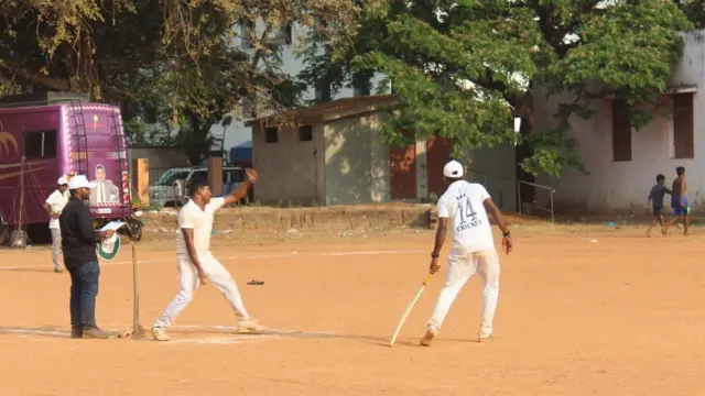 ஈரோடு ஸ்டார்ஸ் அணிக்கெதிரான இறுதிப்போட்டியின்போது பந்துவீசும் ராமநாதபுரம் சீ ரைடர்ஸ் அணி வீரர்