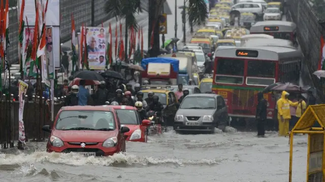 'மும்பையில் தொடரும் கனமழை'