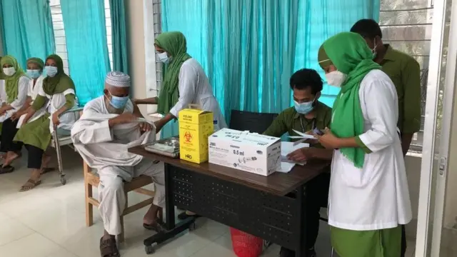 বাংলাদেশে অক্সফোর্ড ও অ্যাস্ট্রাজেনেকার উদ্ভাবিত কোভিশিল্ড টিকা দেয়া হচ্ছে