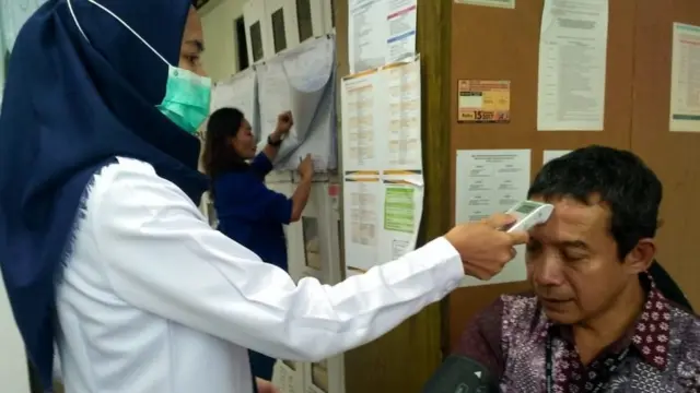 Petugas di PPK Menteng memeriksa petugas pemilihan.