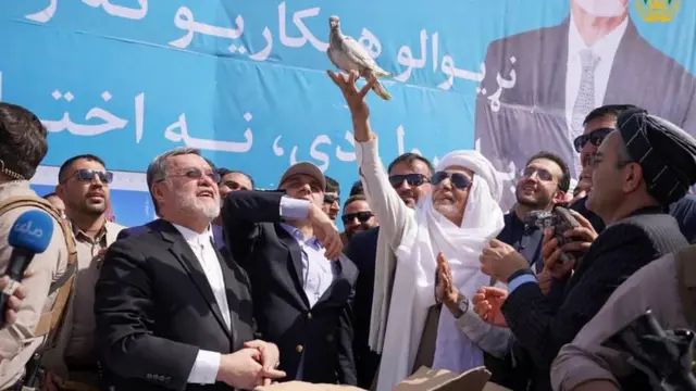 آقای غنی کبوتری را به امید صلح رها کرد