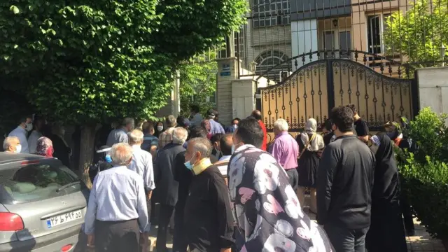 صف طولانی و بی‌نظم در یکی از مراکز واکسیناسیون برای سالمندان